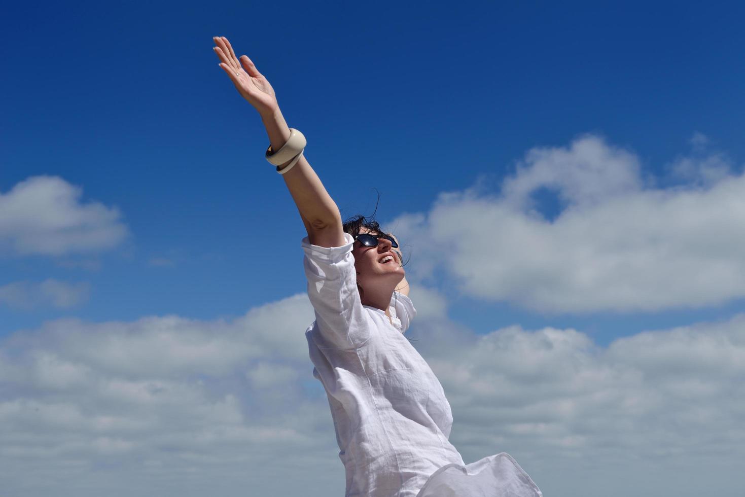 heureuse jeune femme avec les bras écartés vers le ciel photo