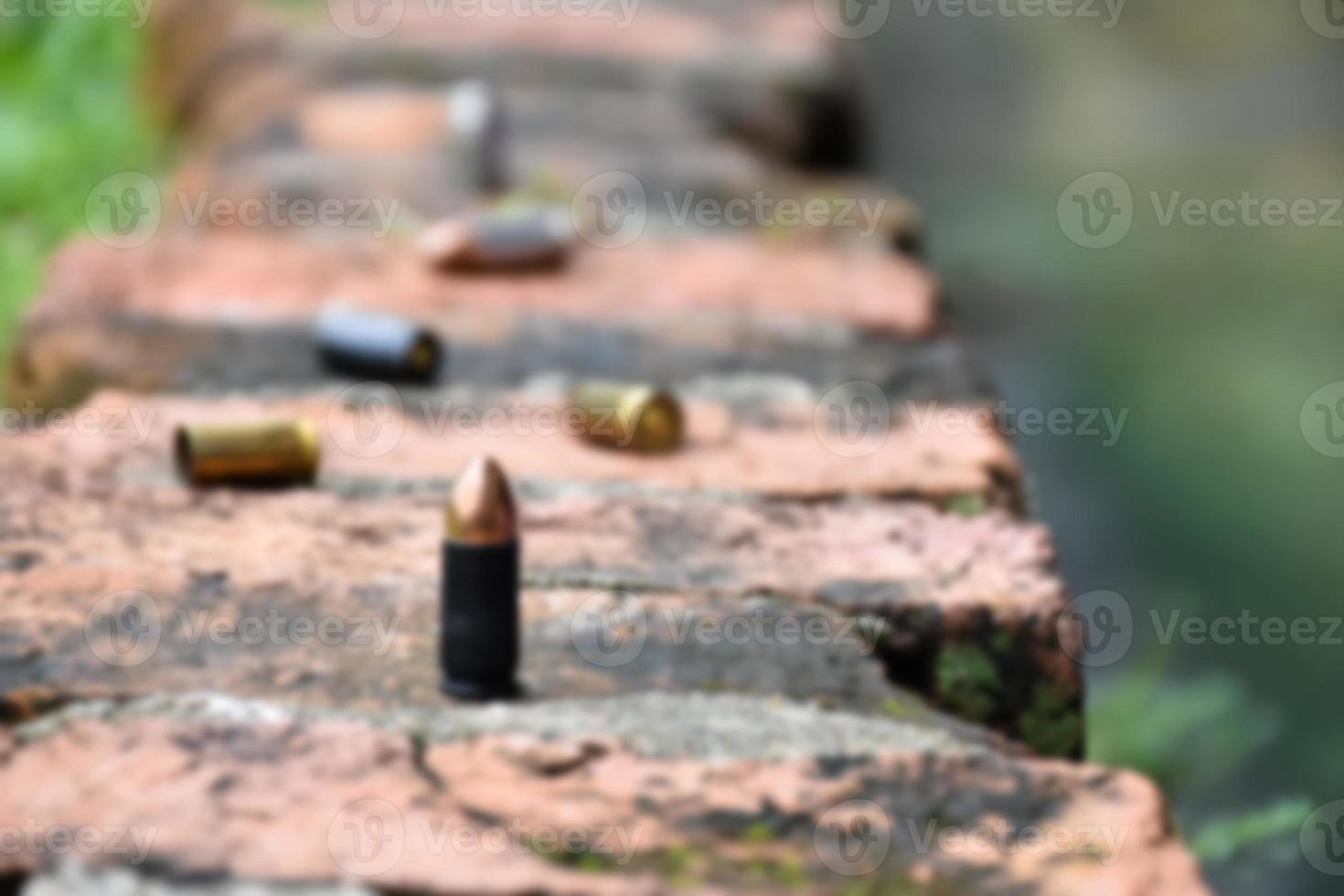 Coquilles de balle de pistolet de 9 mm sur sol en brique, mise au point douce et sélective, concept de recherche d'un élément de preuve clé dans une affaire de meurtre sur les lieux. photo