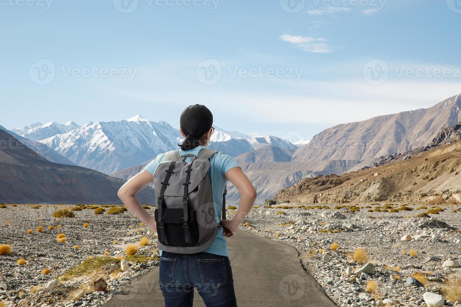 touriste itinérant avec son sac à dos sur la route et prendre une photo avec un appareil photo numérique la beauté du paysage, de l'aventure et du voyage dans le concept, voyage itinérant en asie leh ladakh, inde