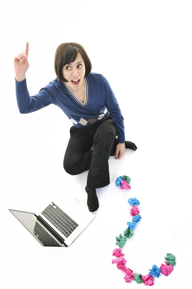 jeune femme isolée sur blanc à la recherche de solutions photo