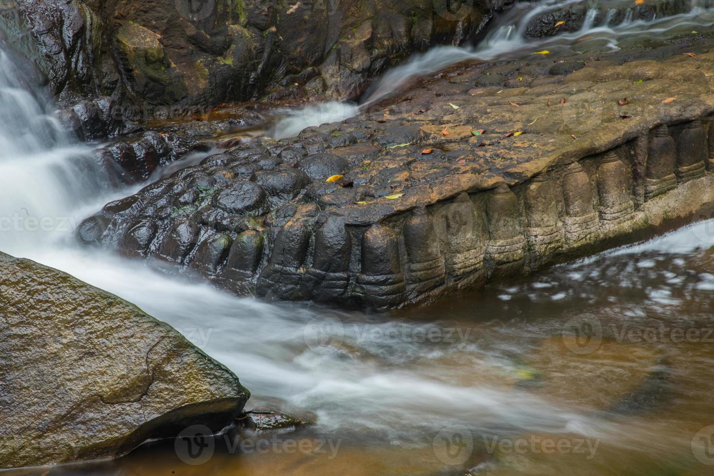 kbal spean la cascade mystérieuse sur la chaîne de montagnes kulen de l'ancien empire khmer dans la province de siem reap au cambodge. photo