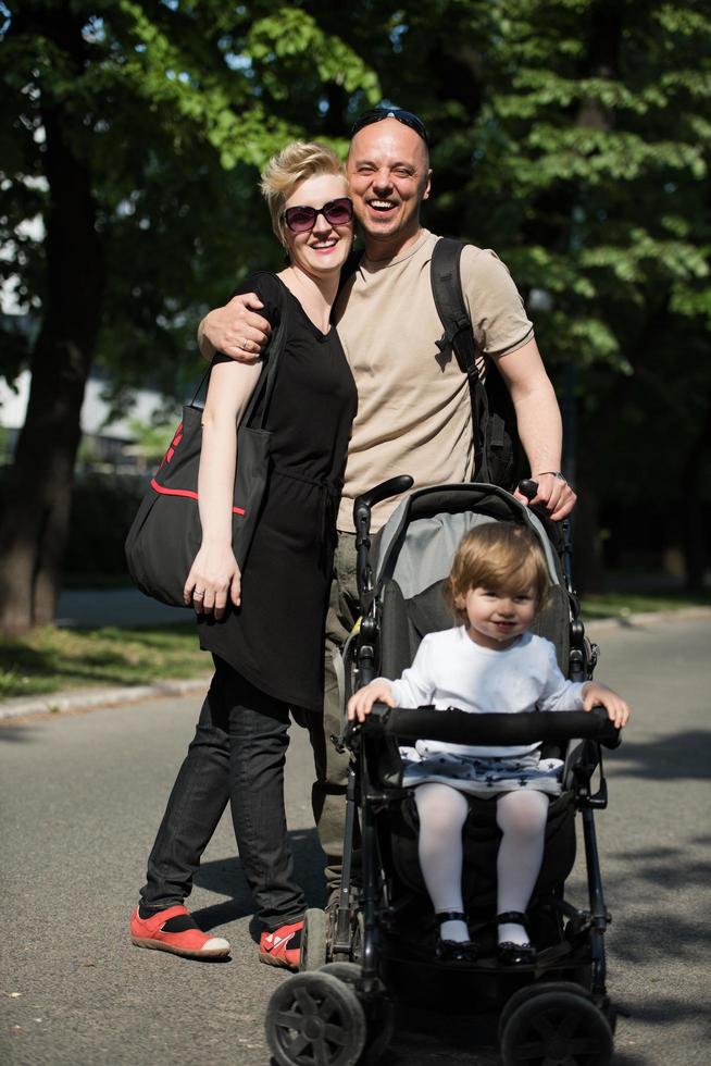 couple avec bébé landau dans le parc d'été photo