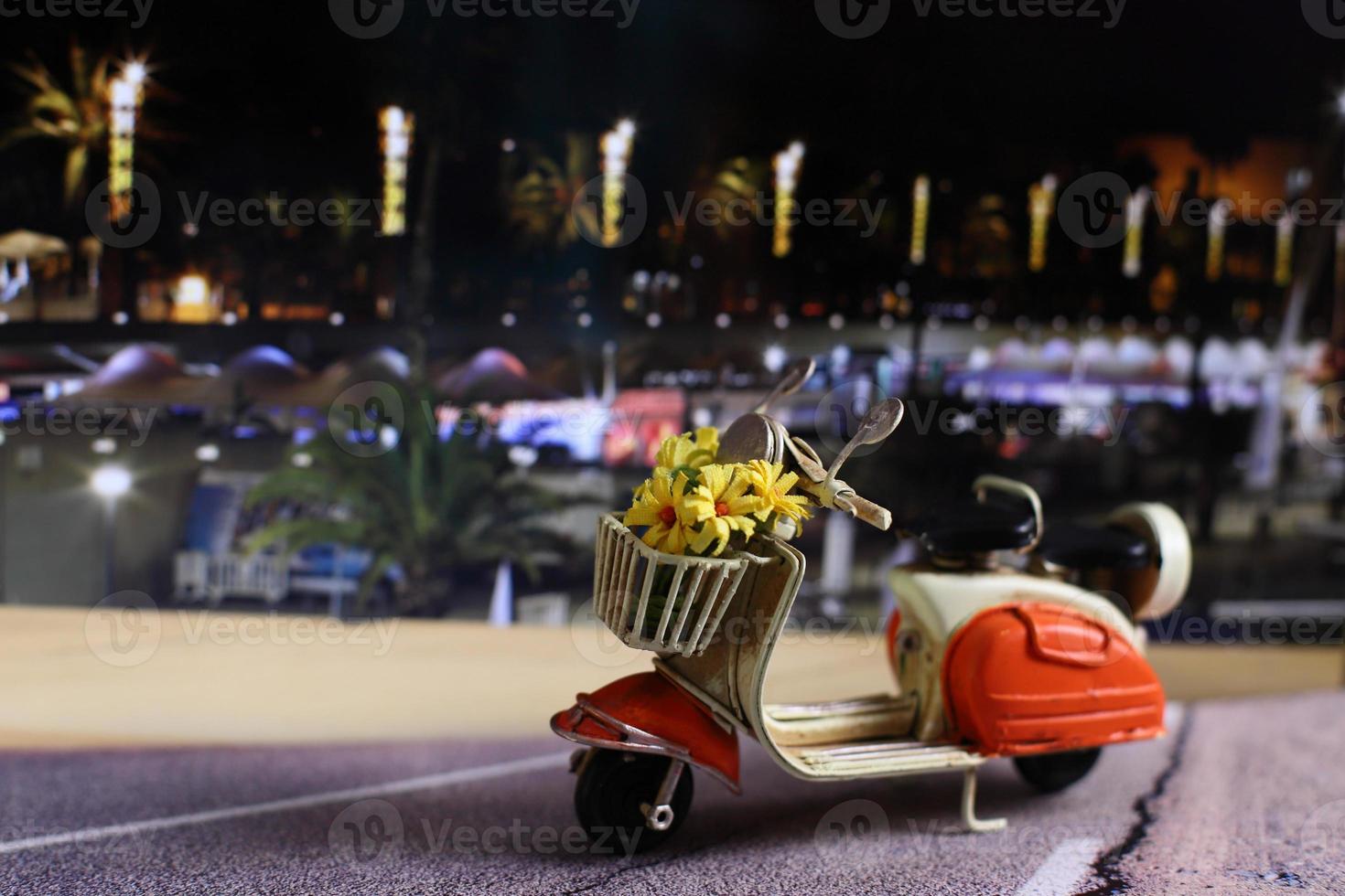 scooter vintage avec des fleurs dans la rue photo