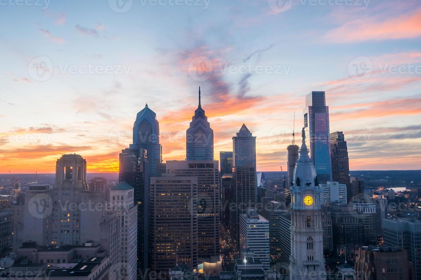 Skyline du centre-ville de Philadelphie au coucher du soleil photo