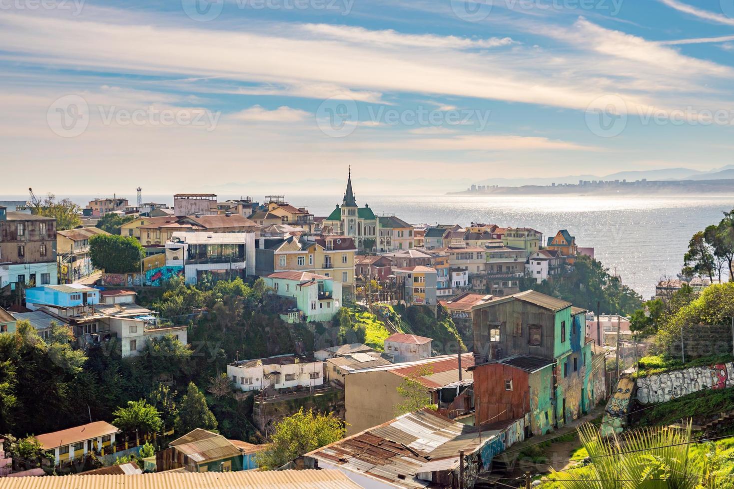 bâtiments colorés de la ville de valparaiso, classée au patrimoine mondial de l'unesco photo