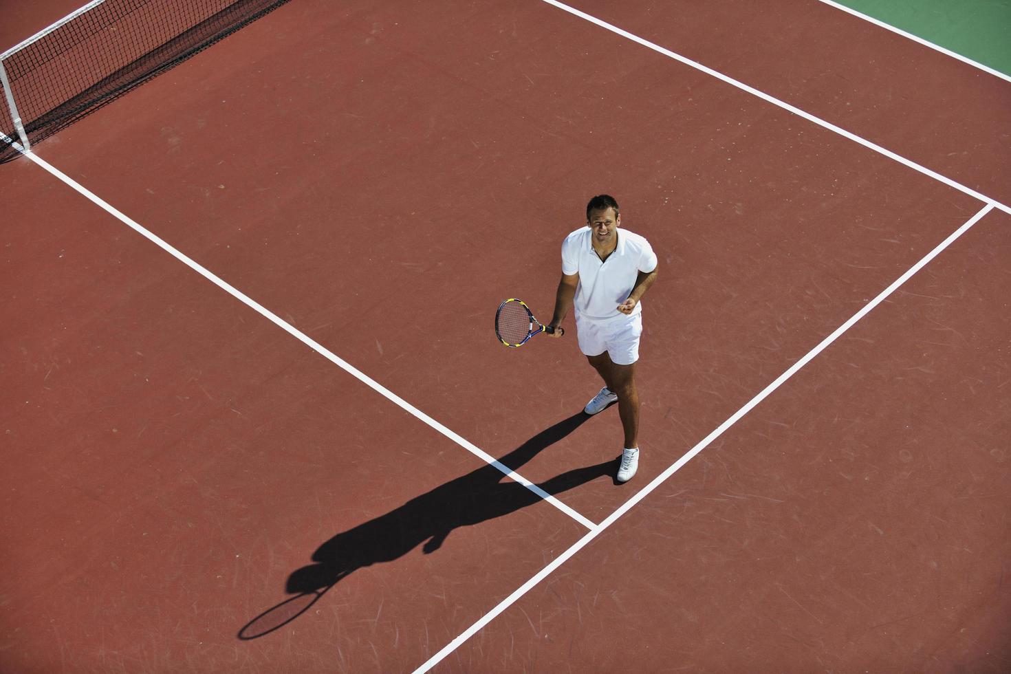 jeune femme jouer au tennis en plein air photo