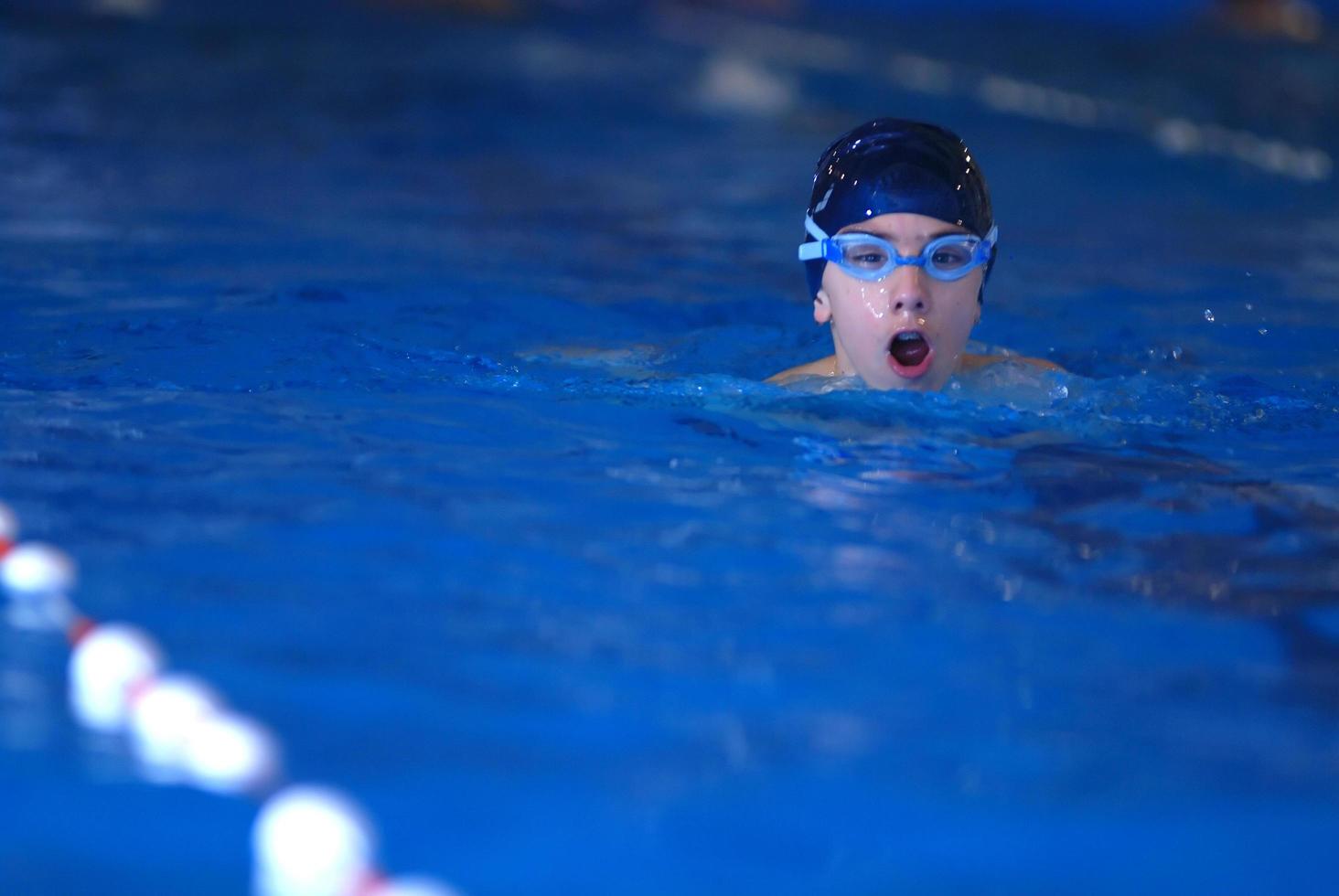 .garçon dans la piscine photo