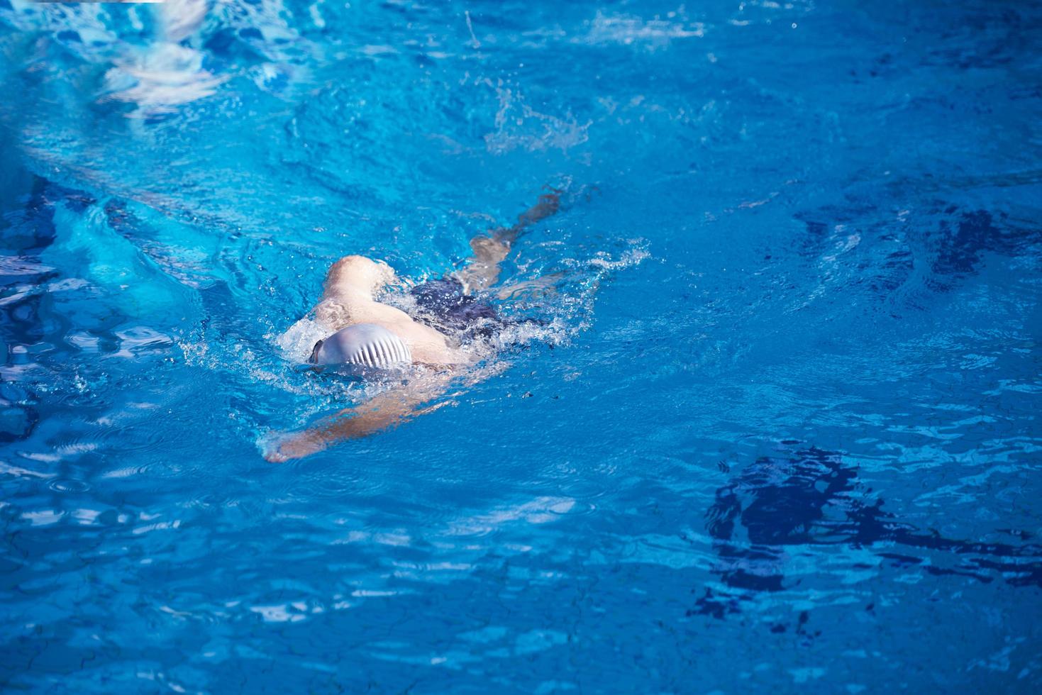 exercice de nageur sur le caca de piscine intérieure photo