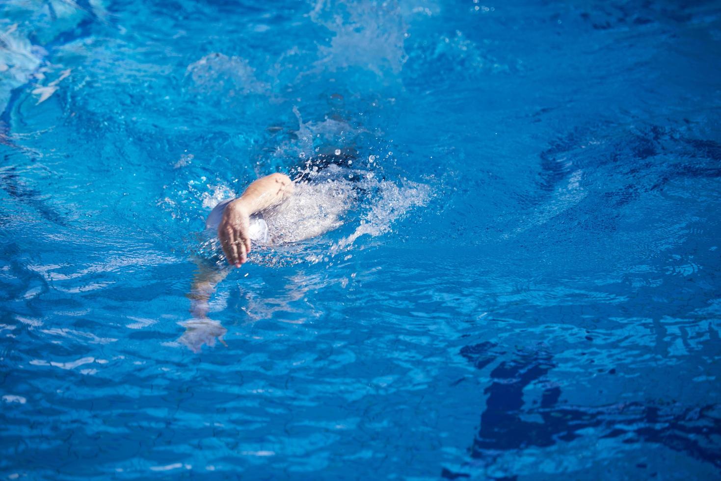 exercice de nageur sur le caca de piscine intérieure photo