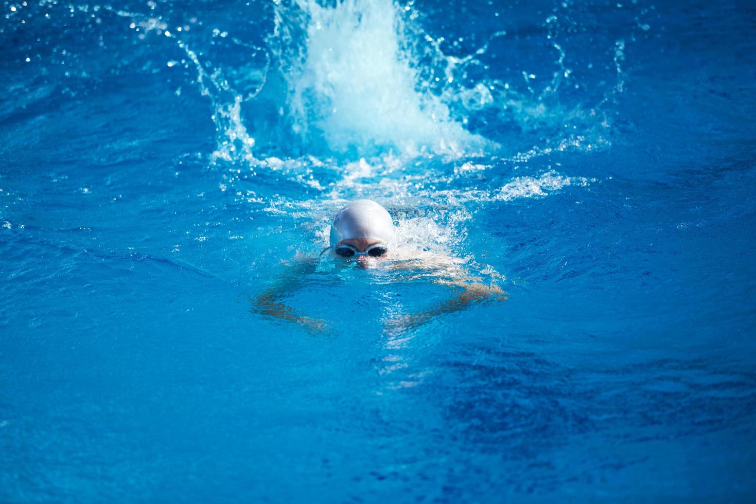 exercice de nageur sur le caca de piscine intérieure photo