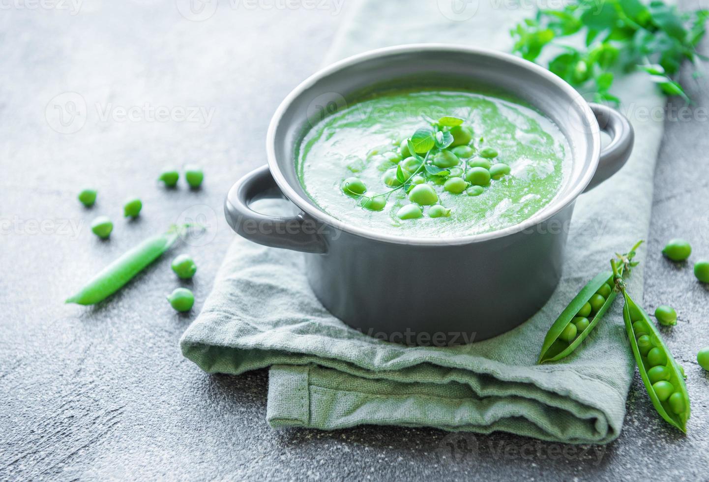 soupe de légumes frais à base de petits pois photo