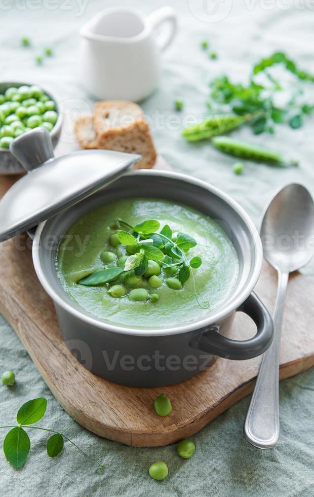 soupe de légumes frais à base de petits pois photo