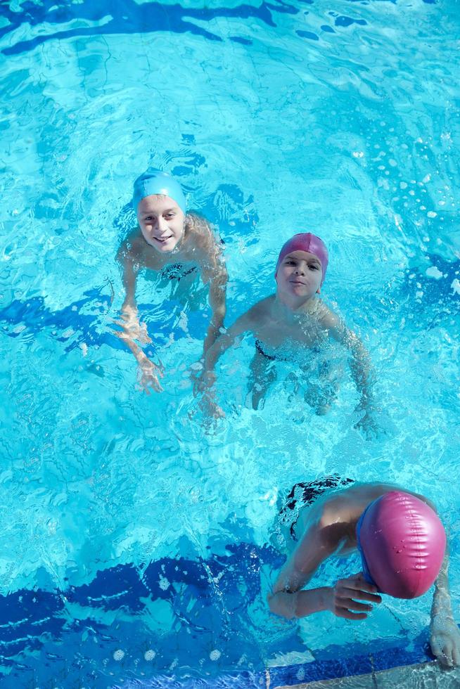 enfant heureux sur la piscine photo