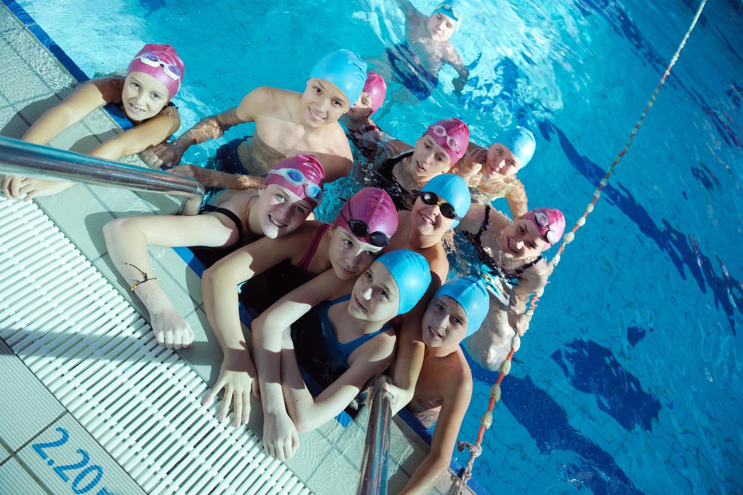 groupe d'enfants heureux à la piscine photo