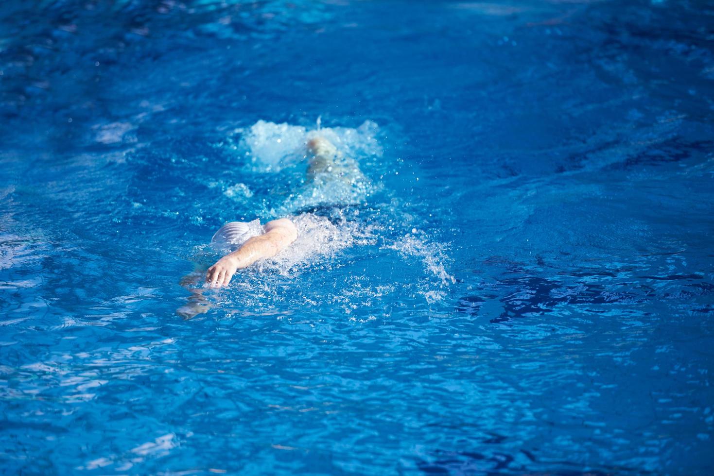 exercice de nageur sur le caca de piscine intérieure photo