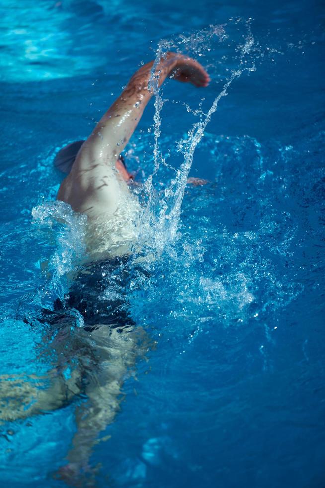 exercice de nageur sur le caca de piscine intérieure photo