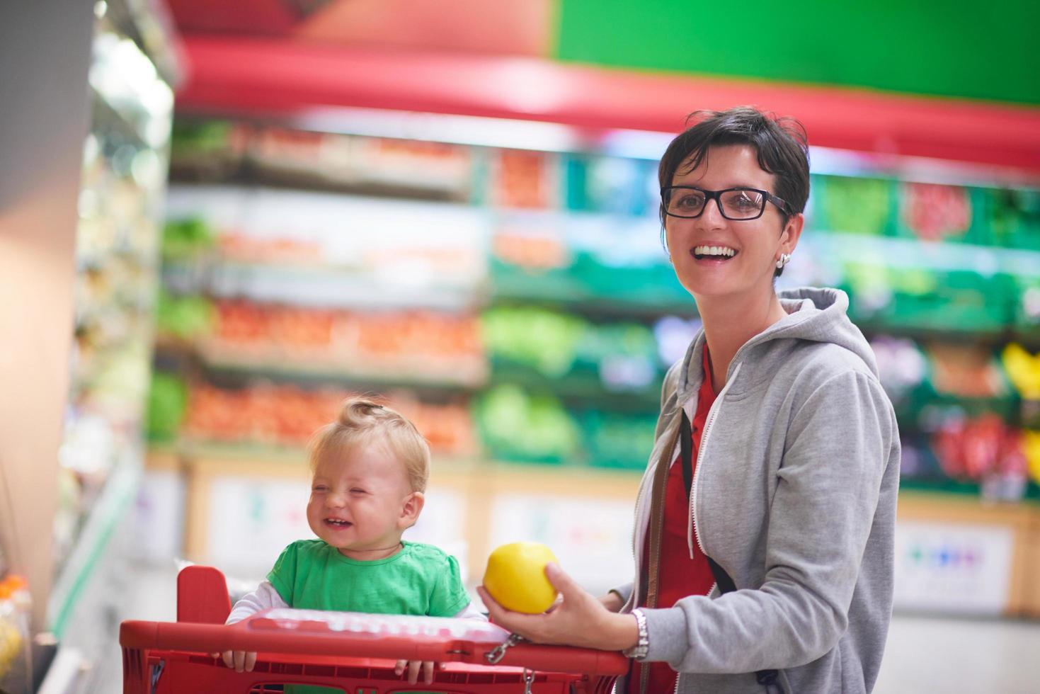 mère avec bébé dans les magasins photo