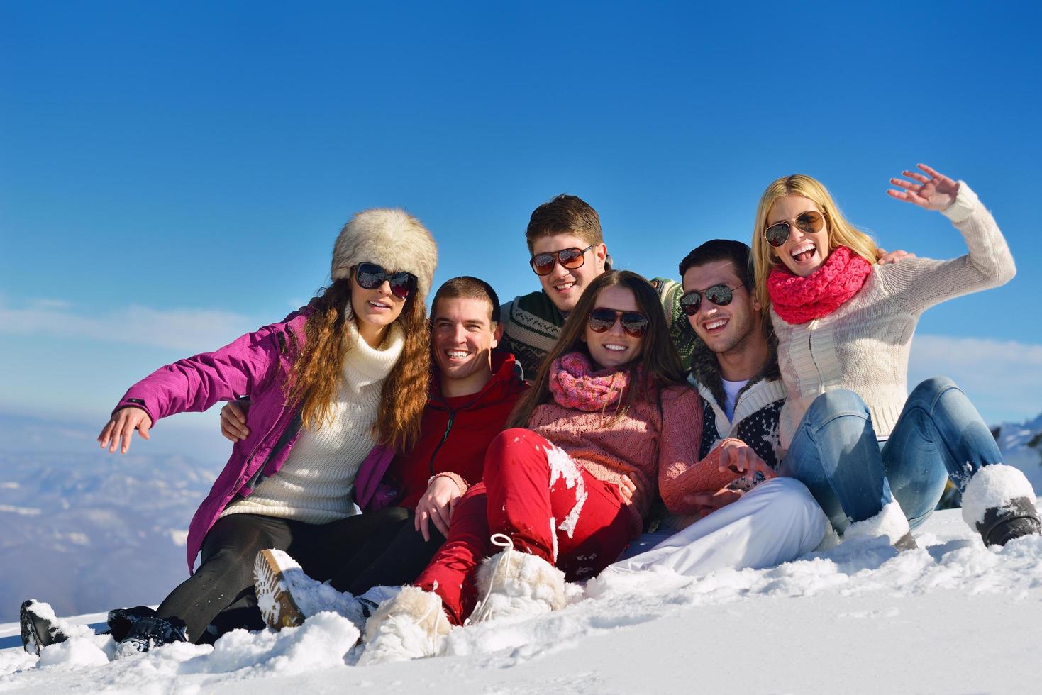 plaisirs d'hiver avec un groupe de jeunes photo