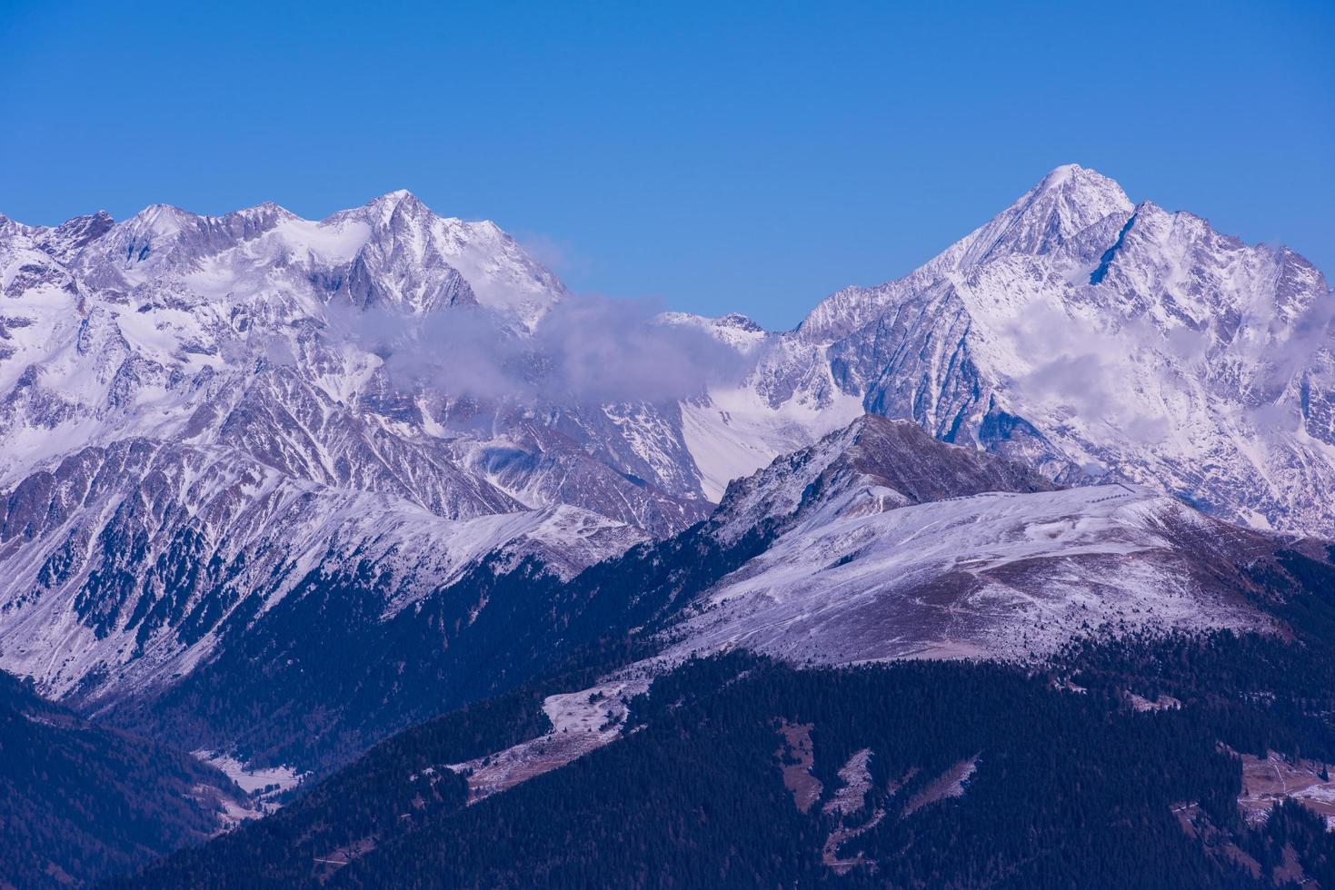 vue sur les montagnes d'hiver photo