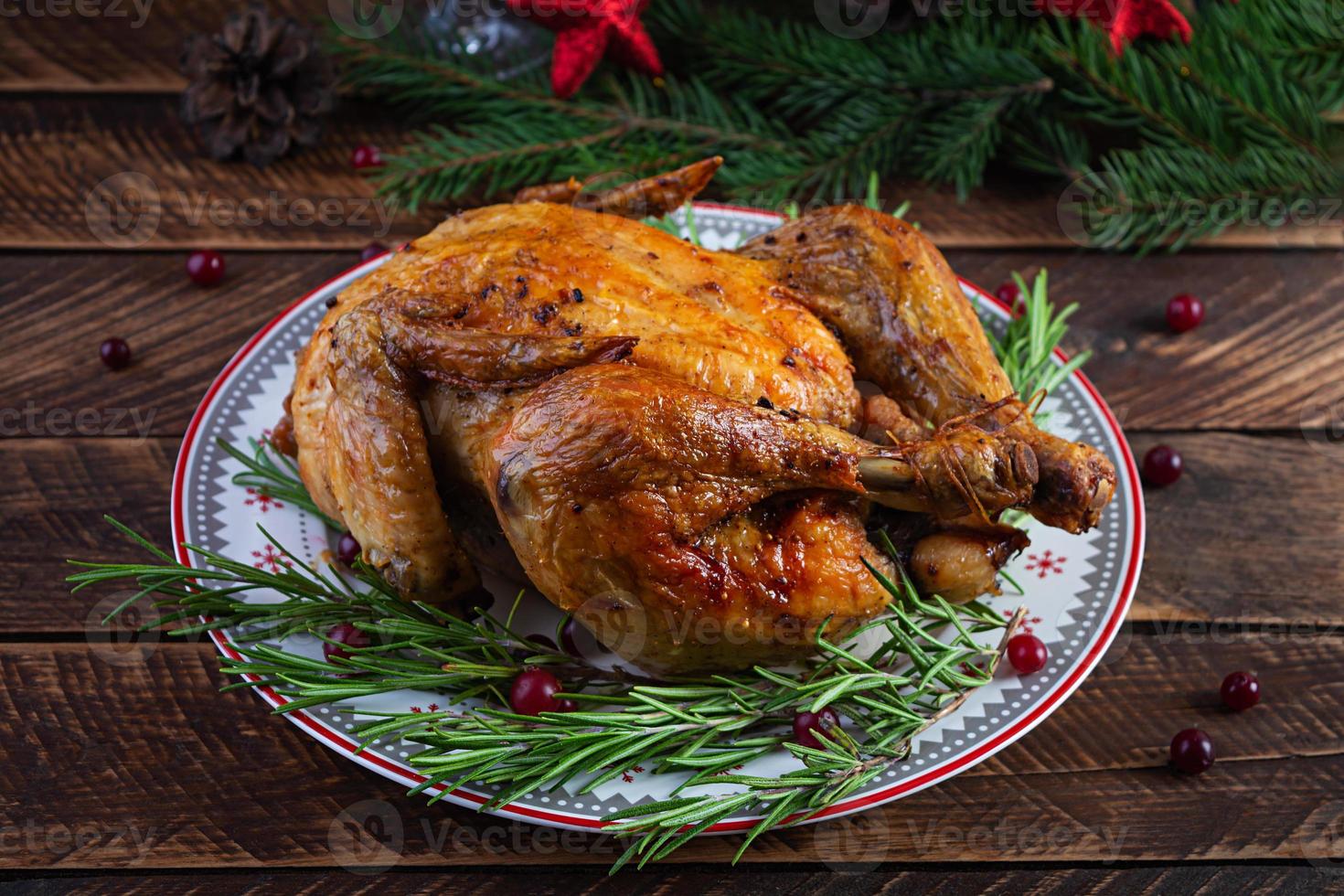 poulet entier ou dinde cuit au four pour noël. table du nouvel an avec décoration, poulet rôti maison, vin et salade photo