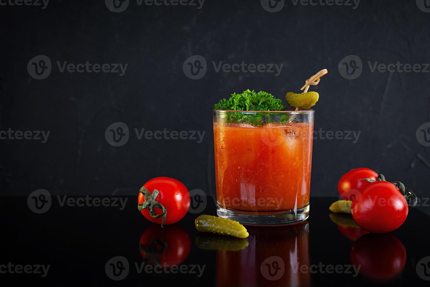 cocktail d'alcool Bloody Mary sur fond sombre. cocktail classique avec jus de tomate et vodka photo