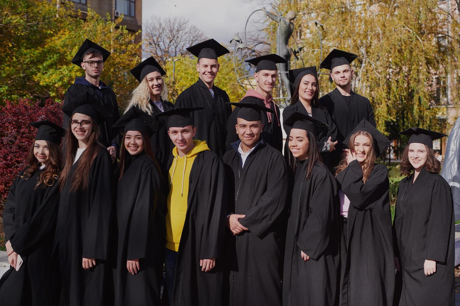 groupe d'étudiants diplômés internationaux divers célébrant photo