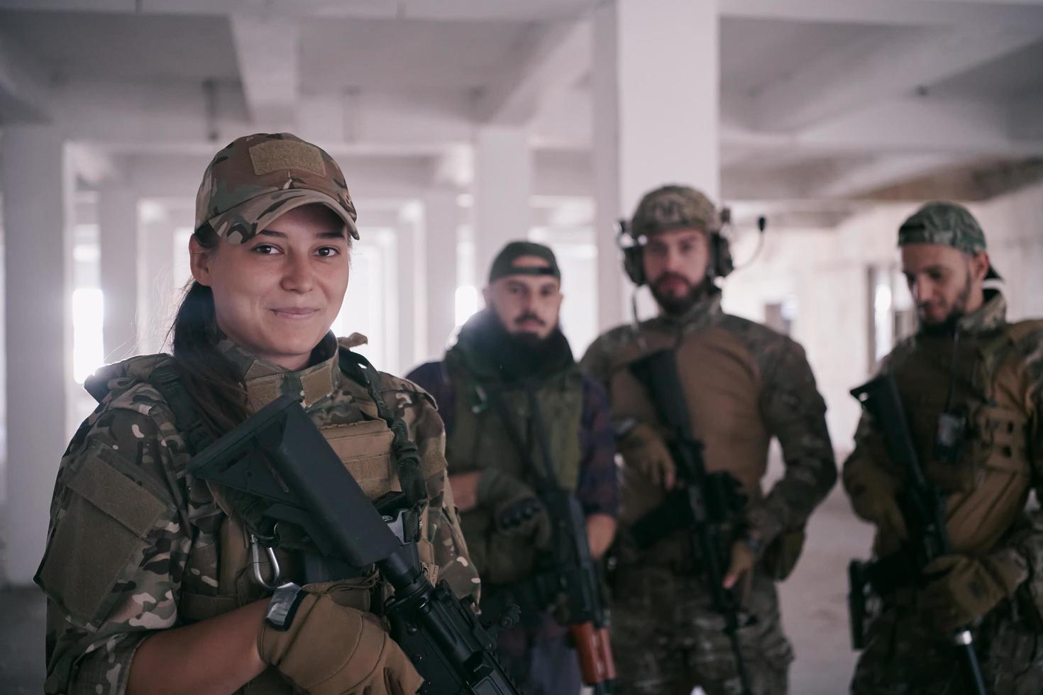 portrait d'équipe d'escouade de soldats en milieu urbain photo