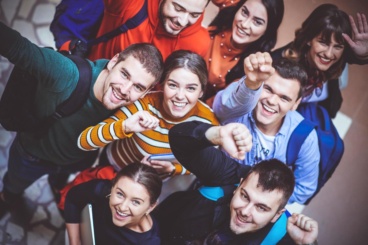 groupe de jeunes heureux montrant leur unité. photo