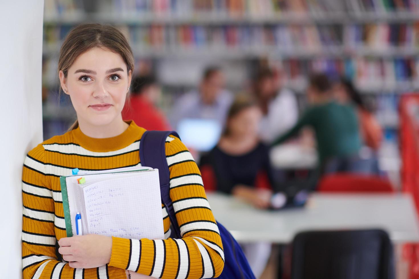 l'élève utilise un cahier et une bibliothèque scolaire photo