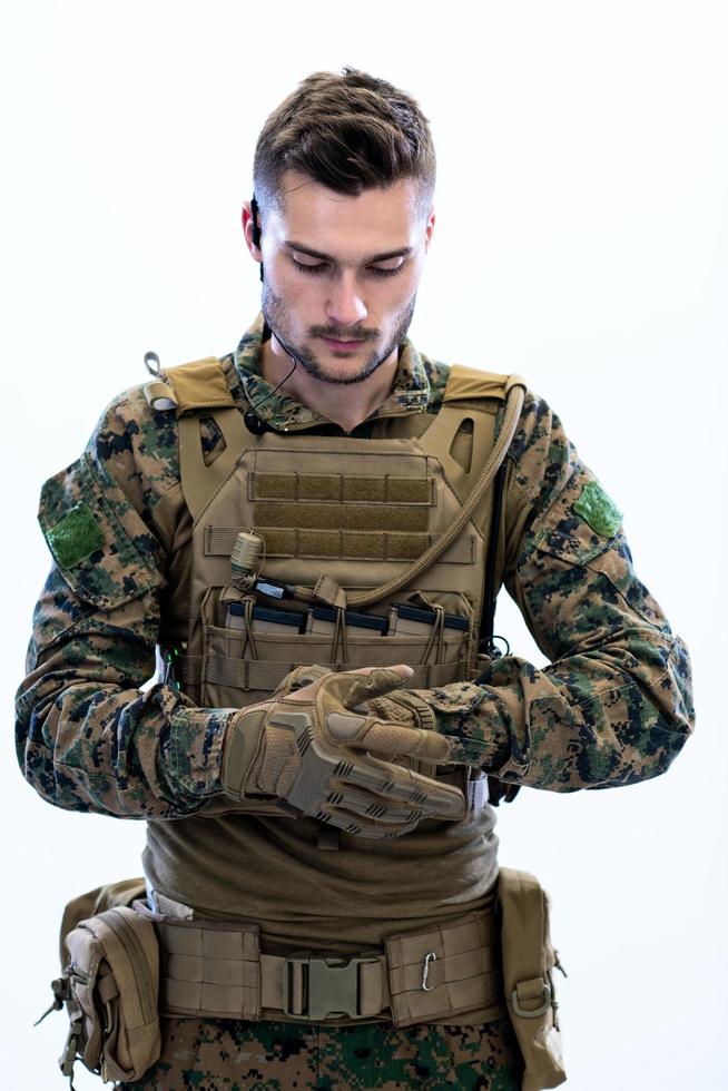 gros plan sur les mains d'un soldat mettant des gants de combat protecteurs photo