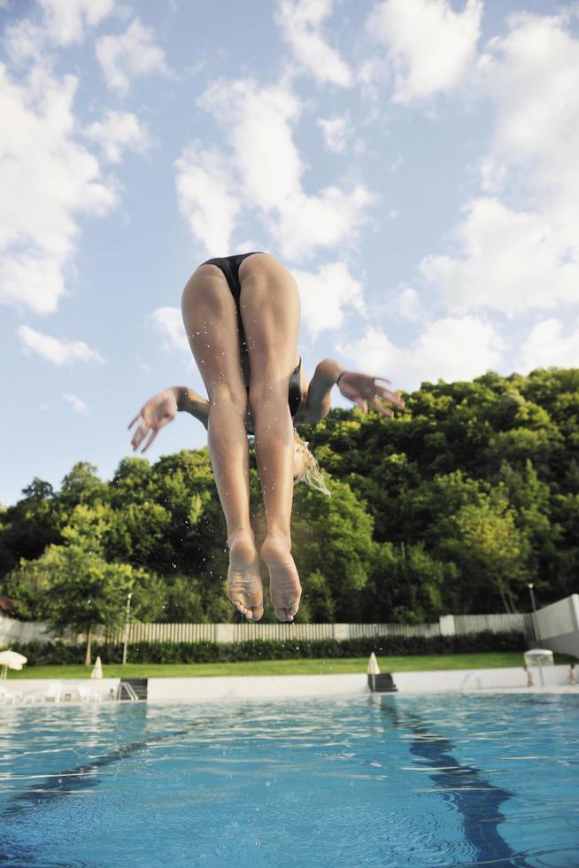 femme se détendre sur la piscine photo