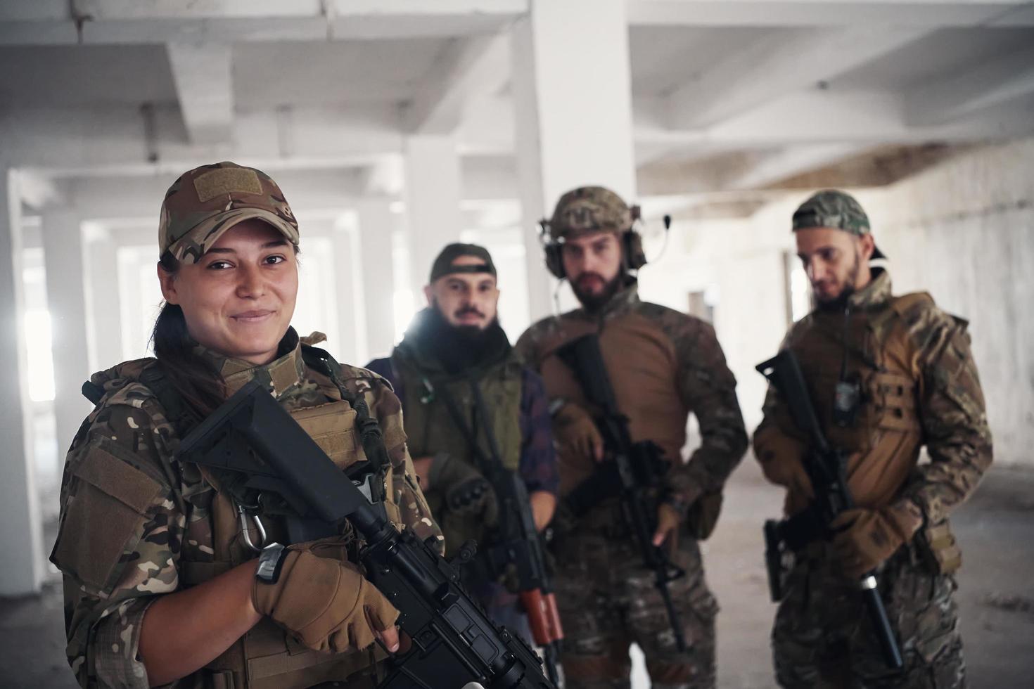 portrait d'équipe d'escouade de soldats en milieu urbain photo