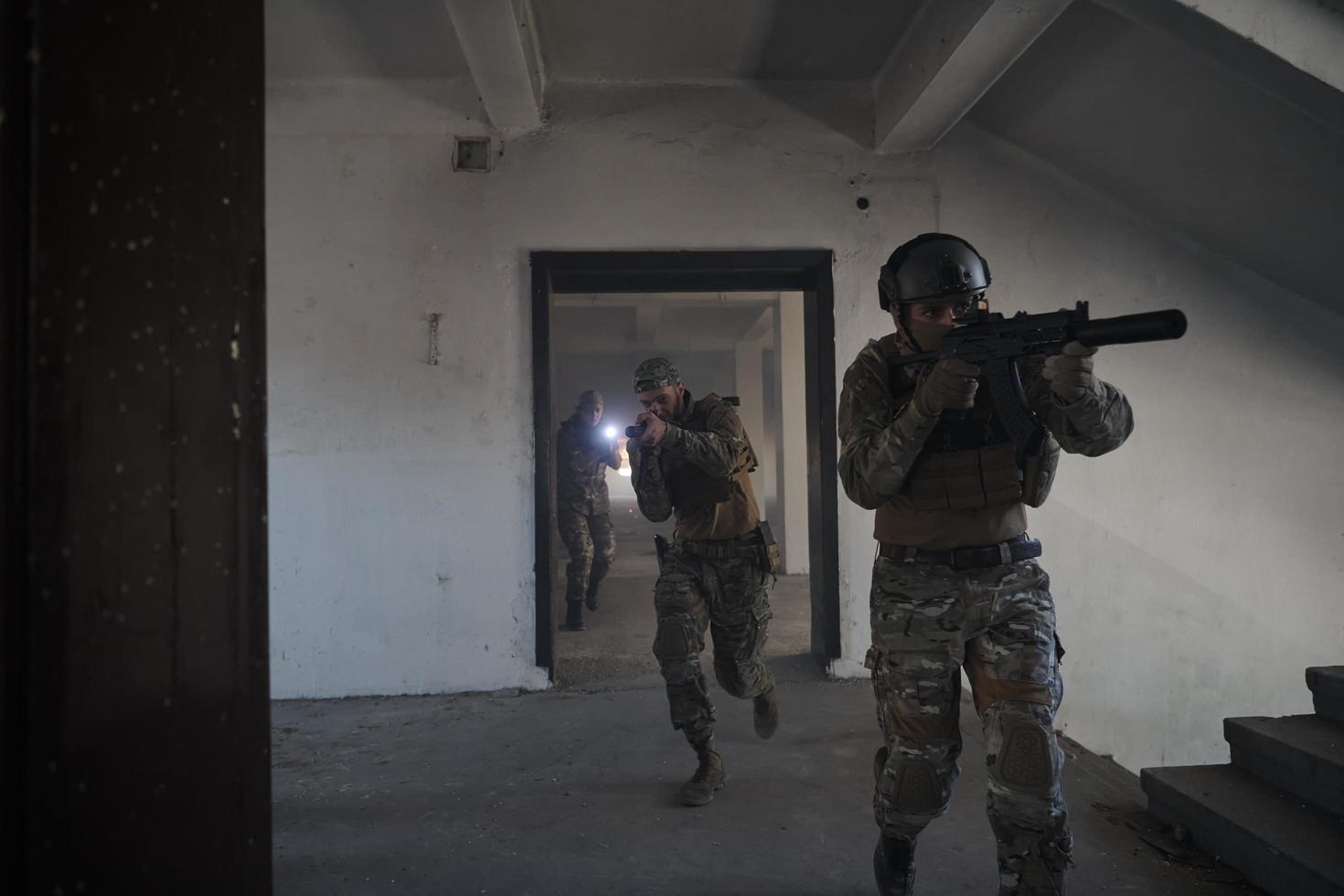 troupes militaires en action environnement urbain photo