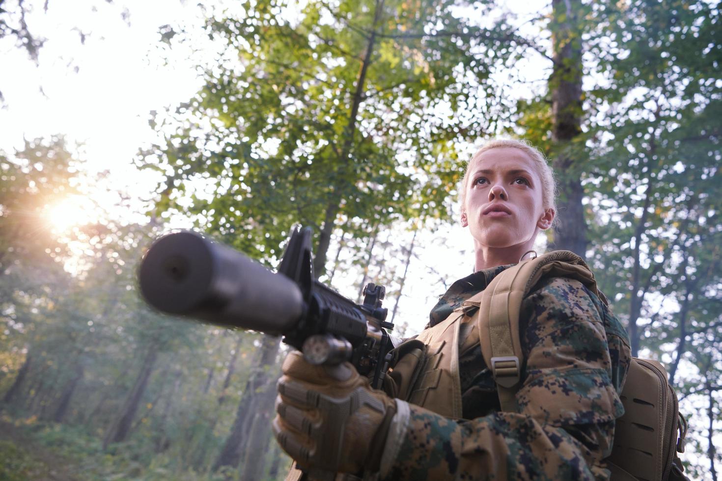 femme soldat vue photo
