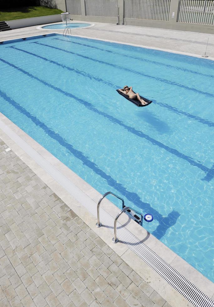 belle femme se détendre sur la piscine photo