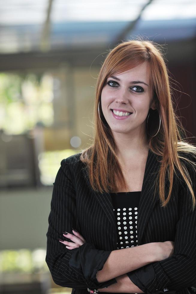 portrait d'étudiante sur le campus universitaire photo