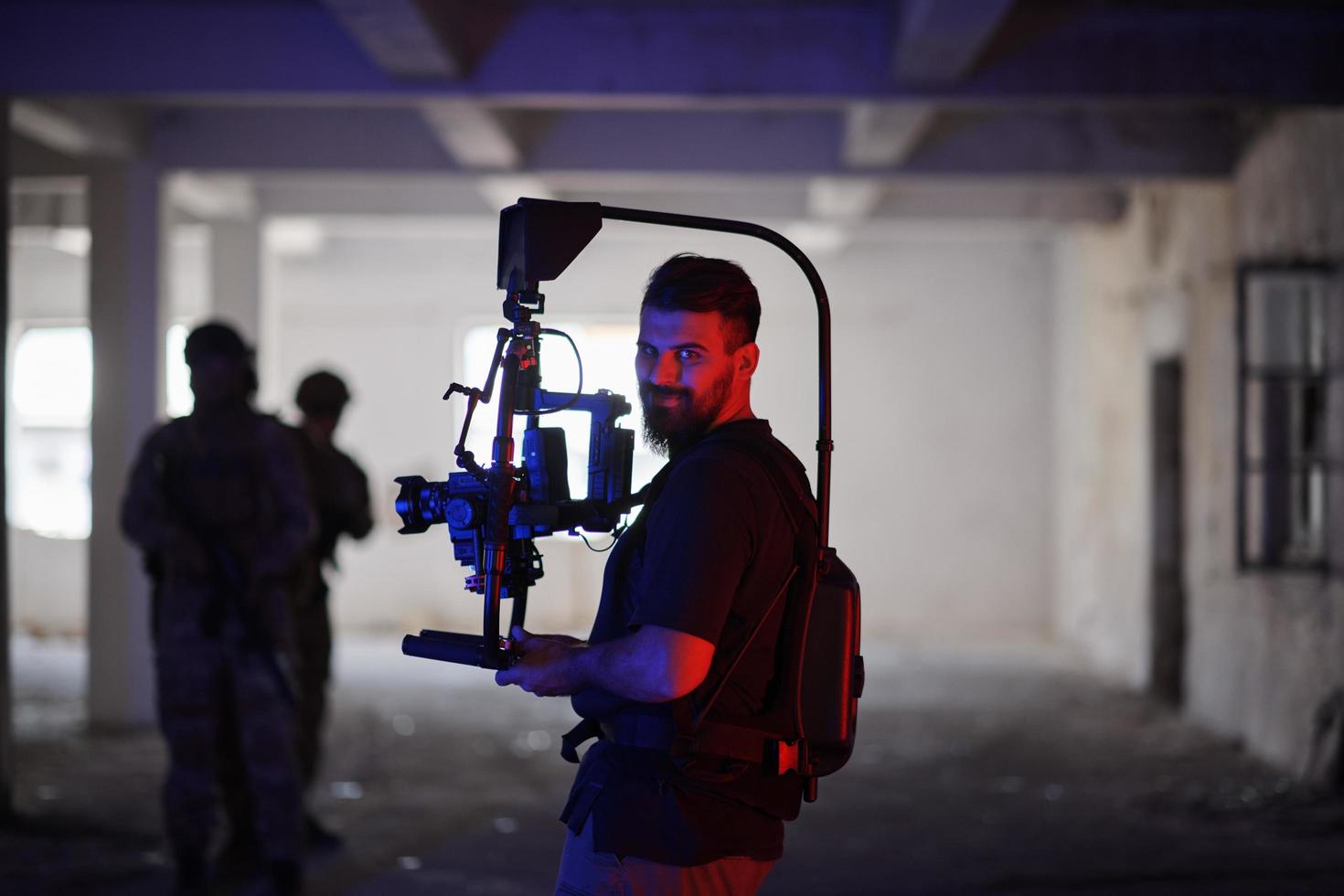 vidéaste en action tournage de soldats en action environnement urbain photo