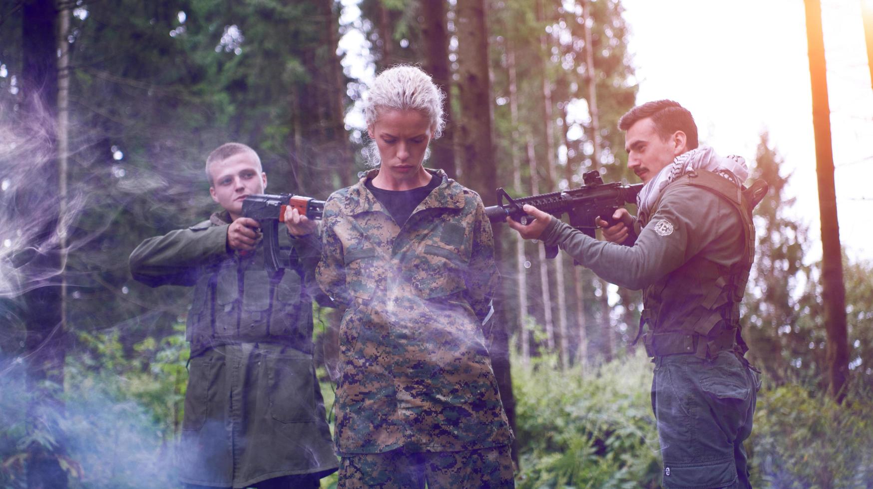 terroristes a été capturé vivant femme soldat photo