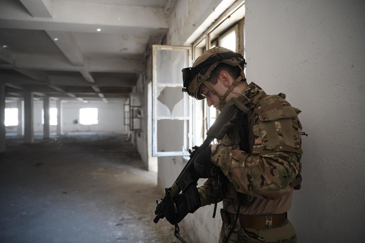 soldat en action près du magasin de changement de fenêtre et se mettre à l'abri photo