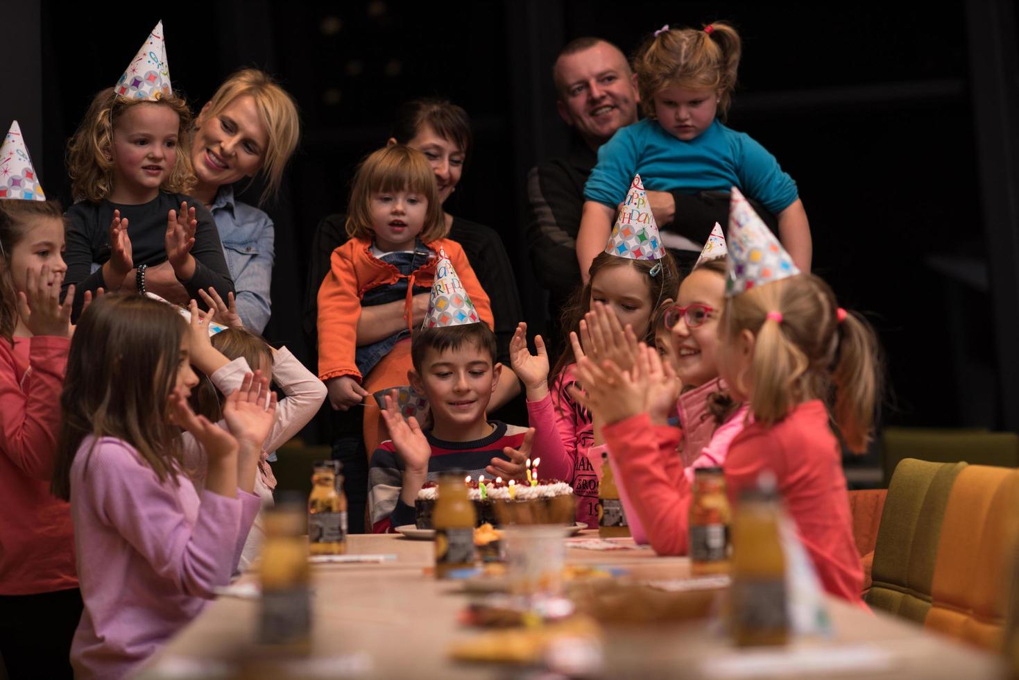 le jeune garçon fête joyeusement son anniversaire photo