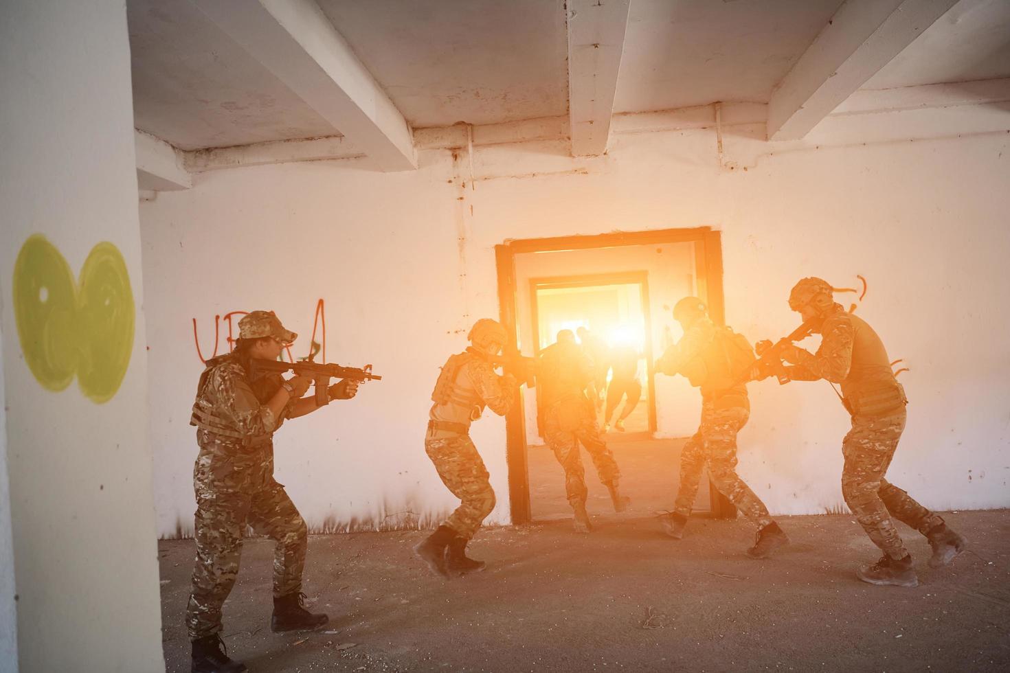 troupes militaires en action environnement urbain photo