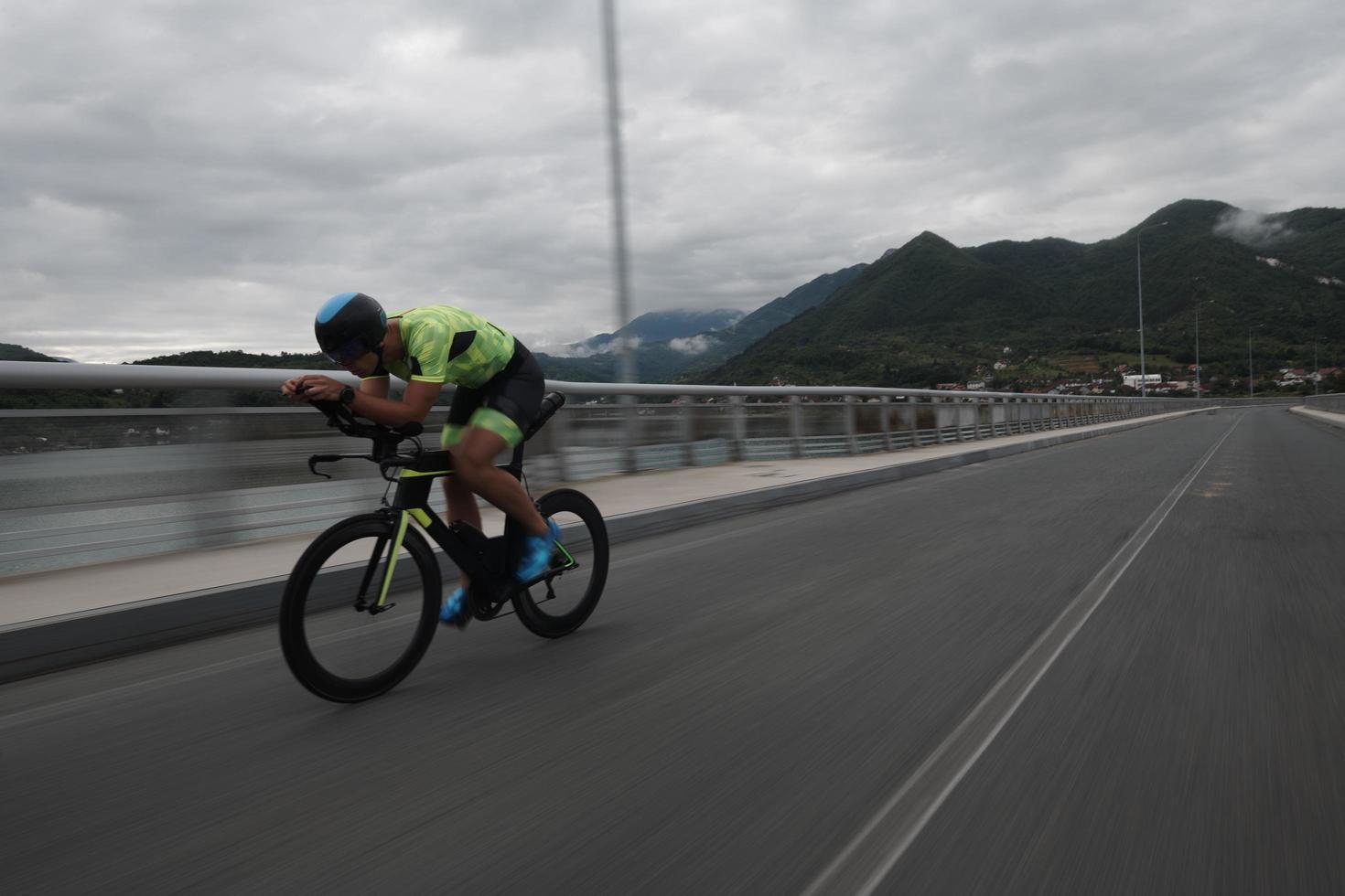 athlète de triathlon faisant du vélo lors de l'entraînement du matin photo