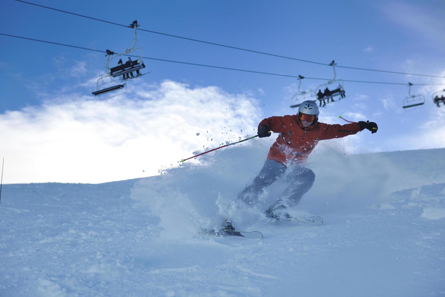 skier maintenant pendant la saison d'hiver photo