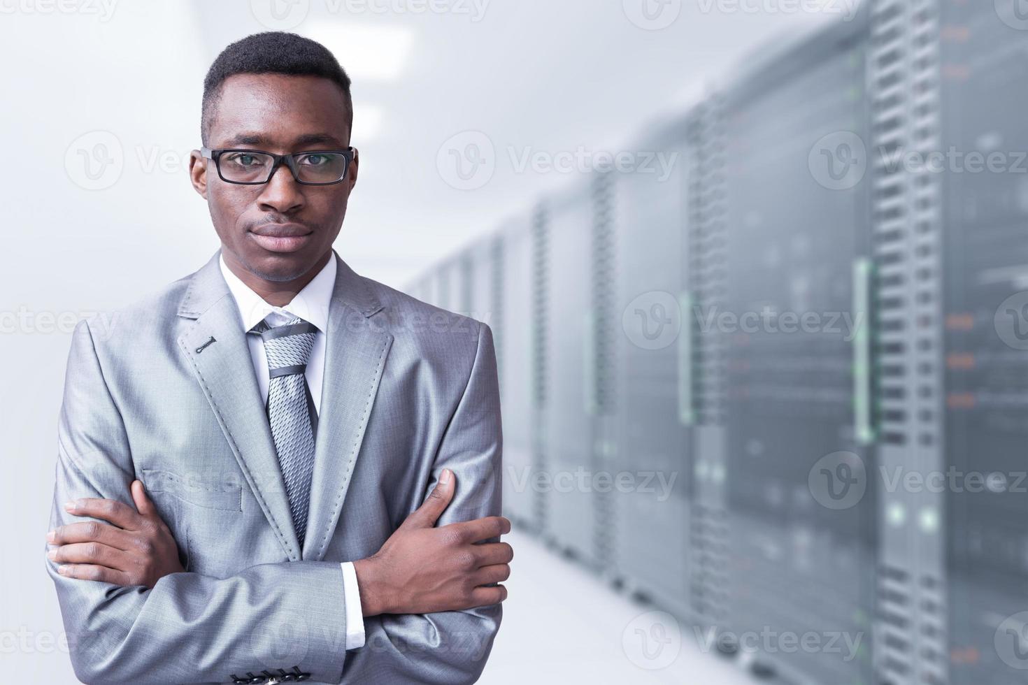 jeune homme dans la salle des serveurs photo