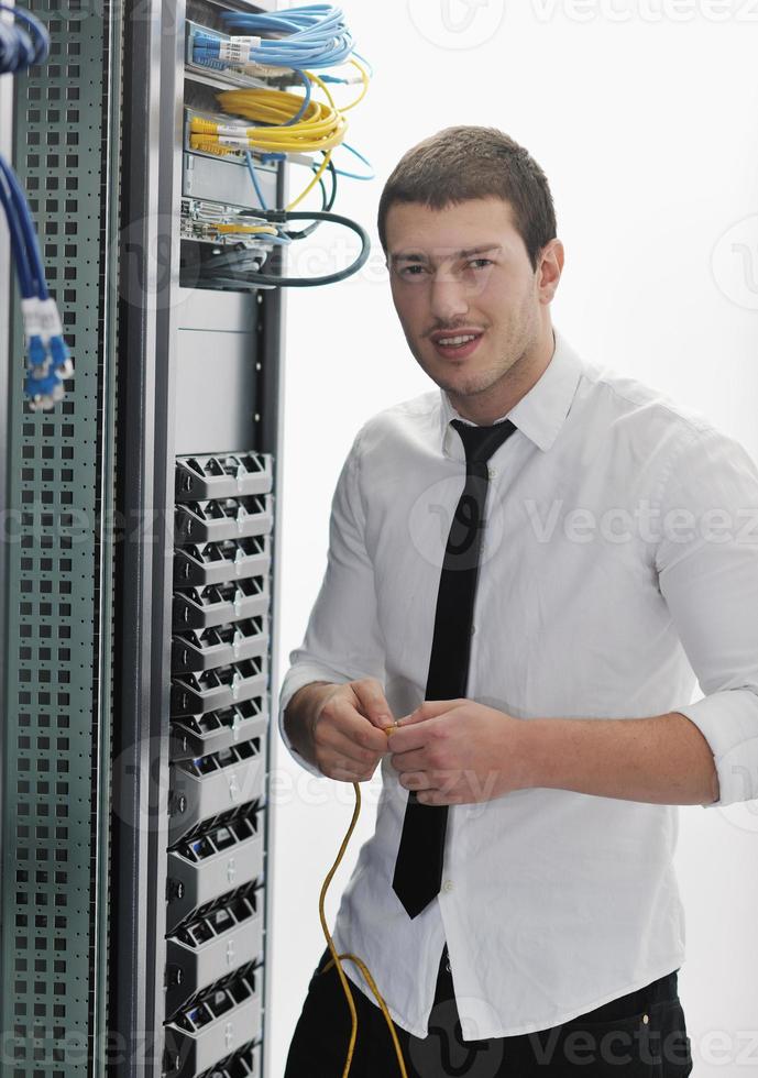 jeune ingénieur informatique dans la salle des serveurs du centre de données photo