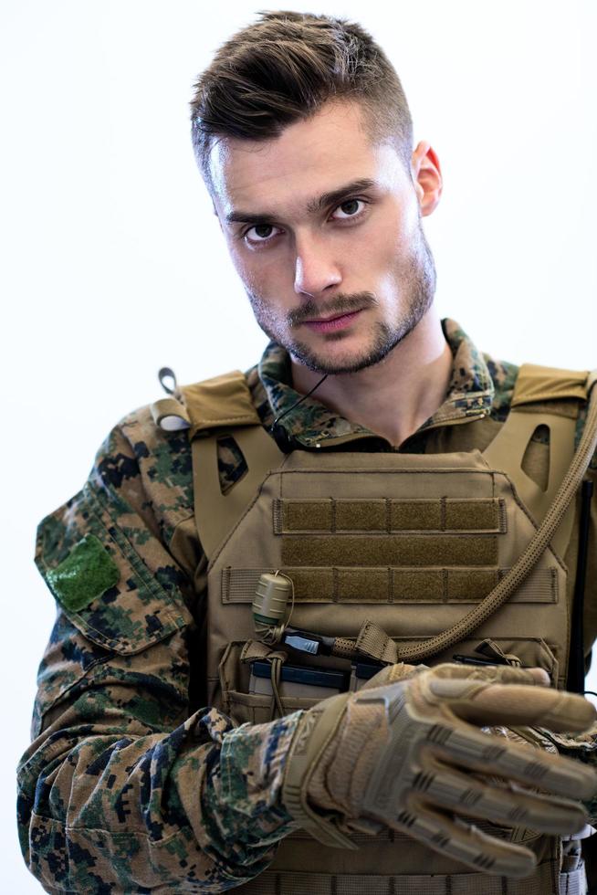 gros plan sur les mains d'un soldat mettant des gants de combat protecteurs photo