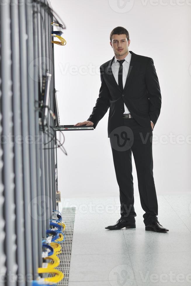 jeune ingénieur dans la salle des serveurs du centre de données photo