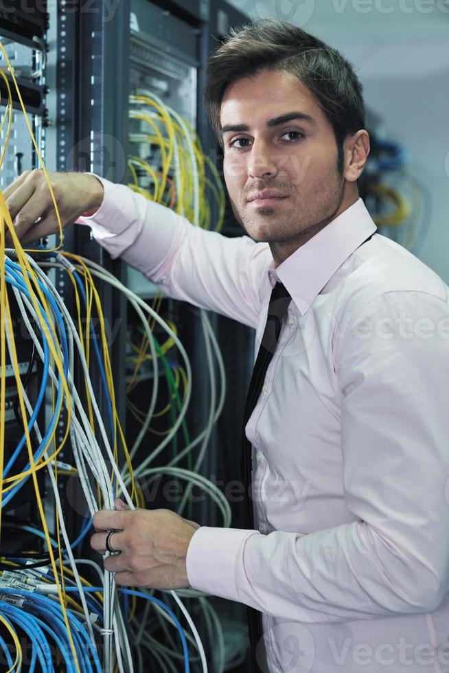 jeune ingénieur informatique dans la salle des serveurs du centre de données photo