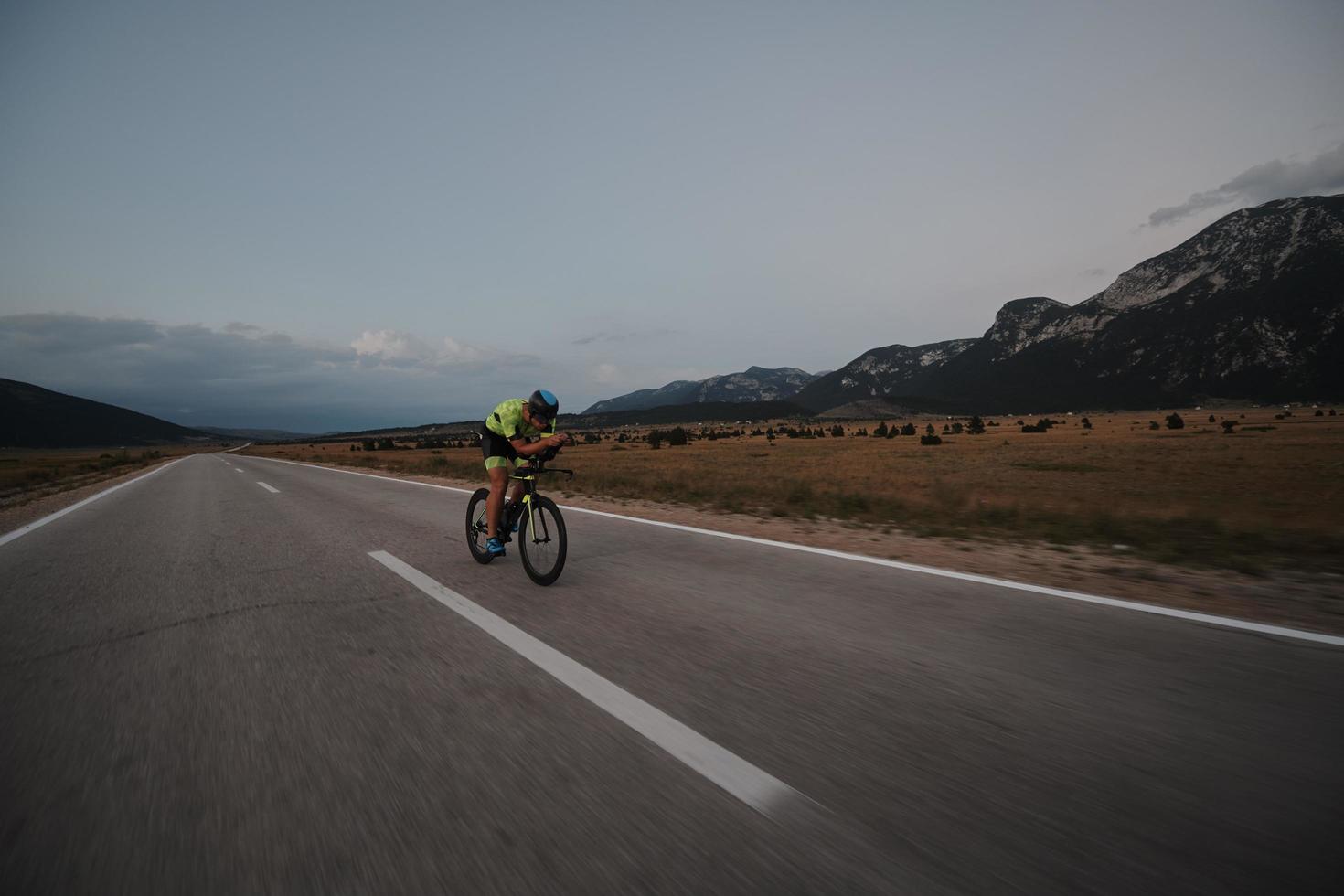 athlète de triathlon faisant du vélo photo