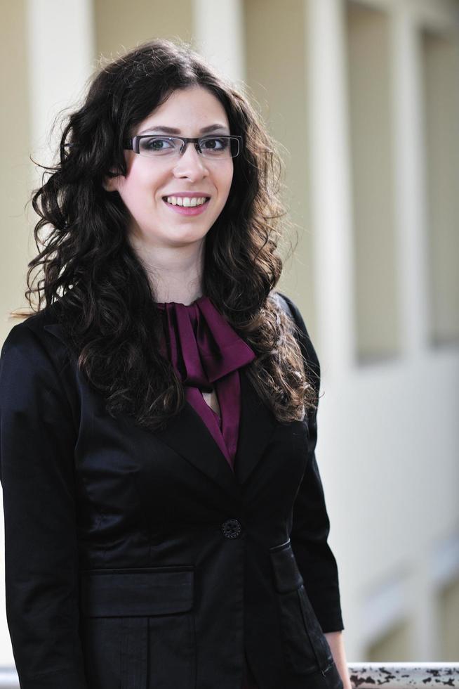 portrait d'étudiante sur le campus universitaire photo